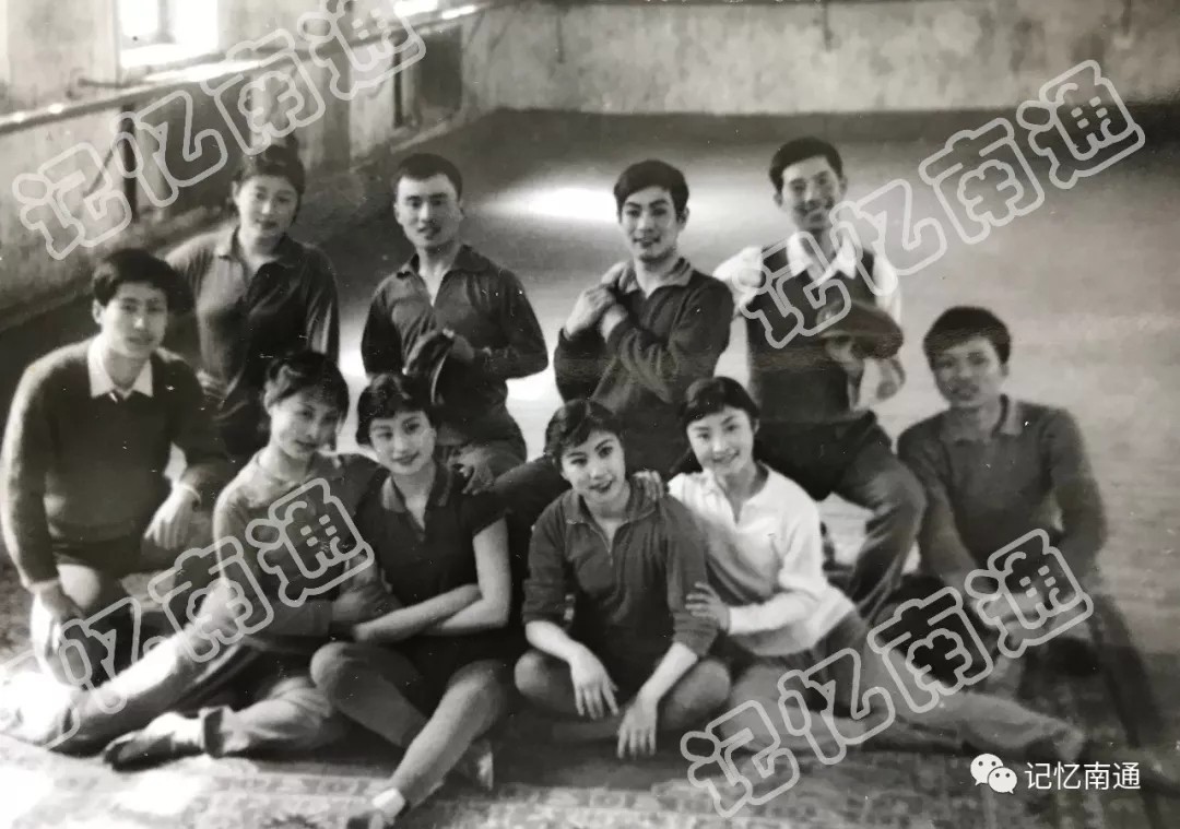 09与68军202室舞队的战友们在一起.webp.jpg 09与68军202室舞队的战友们在一起.webp.jpg