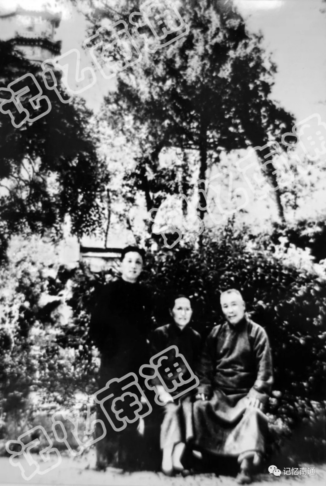 沈彦行夫妇与长子沈国治在杭州.webp.jpg 沈彦行夫妇与长子沈国治在杭州.webp.jpg