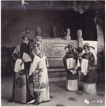 8_石港人葛次江(左一)扮演唐明皇时的剧照.webp.jpg 8_石港人葛次江(左一)扮演唐明皇时的剧照.webp.jpg